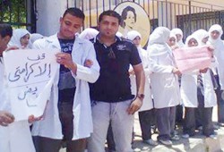 وقفة للعاملين بمستشفى أسوان الجامعي للمطالبة بمستحقاتهم