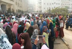 وقفة لطلاب جامعة بني سويف تندد بجرائم الانقلاب