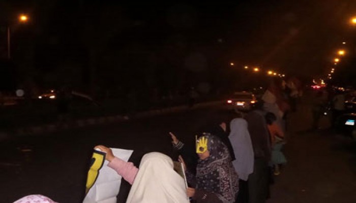 سلسلة بشرية لثوار منوف تهتف بإسقاط الانقلاب