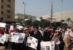 طالبات جامعة الاسكندرية يهتفن بالحرية لزملائهم المعتقلين