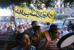 فيديو.. مسيرة شبابية بالورديان تهتف بالقصاص من قادة العسكر