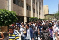 فيديو.. مسيرة خارج أسوار جامعة الزقازيق تندد بإرهاب الانقلاب