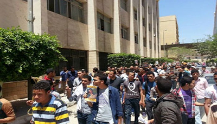 فيديو.. مسيرة خارج أسوار جامعة الزقازيق تندد بإرهاب الانقلاب