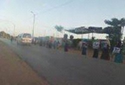 سلسلة بشرية لثوار مركز ببا تهتف بإعدام السفاح