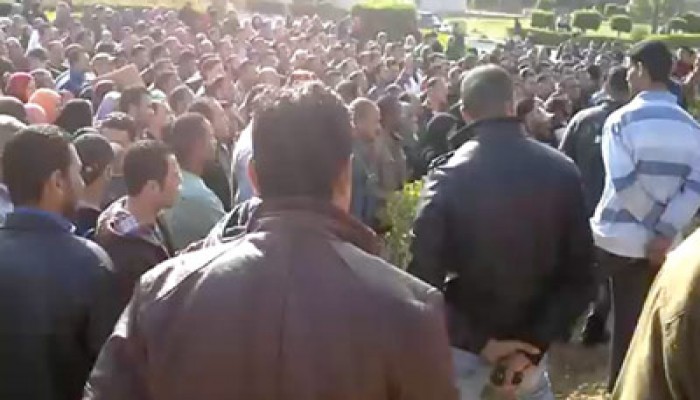 غضب بين عمال الزجاج الدوائي بعتاقة لتاخر صرف مستحاقتهم