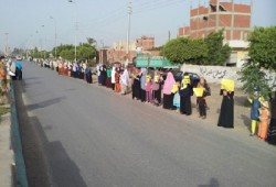 سلسلة بشرية على طريق "الباجور- القاهرة" رفضًا للانقلاب المجرم