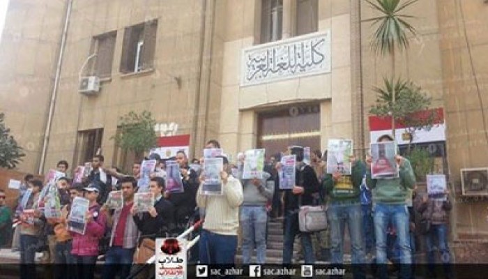 وقفة لطلاب الأزهر بعد صلاة الغائب على شهداء ألتراس