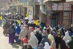 بالصور.. مسيرة الشوبك رفضاً لمذبحة "الدفاع الجوي"