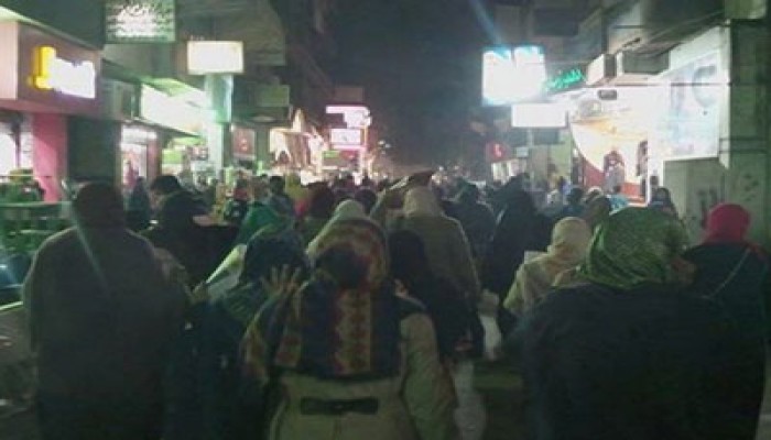 ثوار حلوان ينظمون سلسلة بشرية تعقبها مسيرة حاشدة