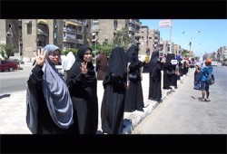 سلسلة نسائية ببورسعيد تهتف بالقصاص وإسقاط الانقلاب