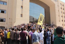 مسيرة لطلاب جامعة كفر الشيخ تطالب بالقصاص للشهداء