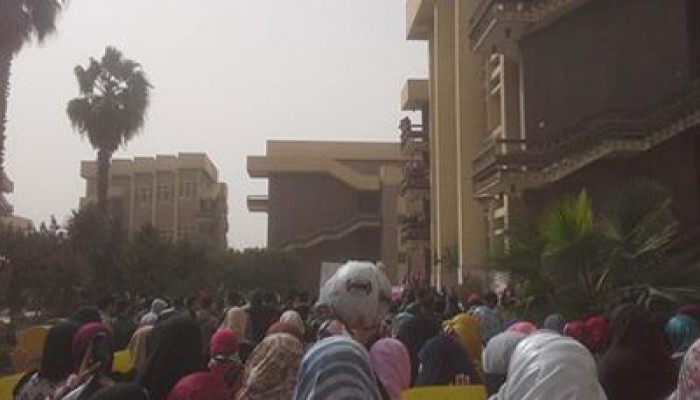 بالصور.. طلاب حلوان يعلنون الحداد على شهداء الألتراس