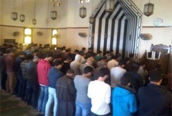 طلاب هندسة المطرية يؤدون الصلاة على شهداء اولتراس