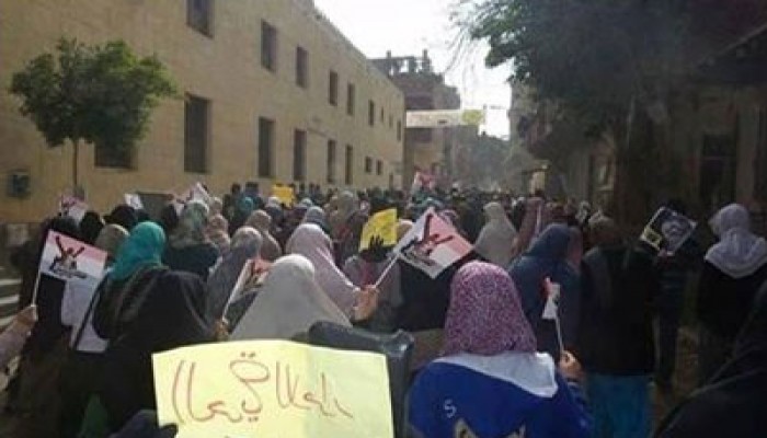 مسيرة نسائية حاشدة بأويش الحجر رفضًا للانقلاب