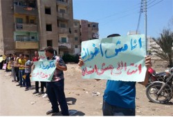 سلسلة بشرية نسائية بالمطرية تطالب بمحاكمة قادة الانقلاب