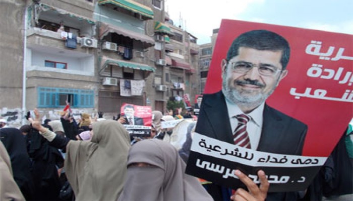 نساء بورسعيد يهتفن بالقصاص للشهيد بلال العزبي