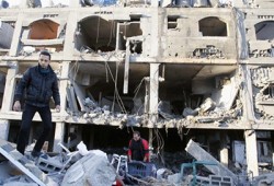 فلسطينيون يتظاهرون على حدود غزة رفضًا للحصار الصهيوني