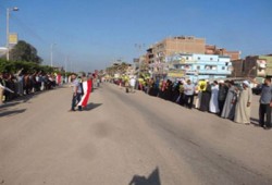 فيديو.. سلاسل بشرية ببطن أهريت تهتف بإسقاط الانقلاب