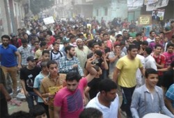 مباشر.. مسيرة بالقرين تندد بهمجية الانقلاب واعتقاله للثوار