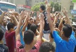 مباشر.. 4 سلاسل ووقفة بالزقازيق تطالب بإسقاط حكم العسكر