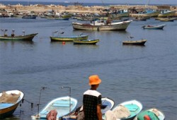 العدو الصهيوني يستهدف مراكب صيادي غزة
