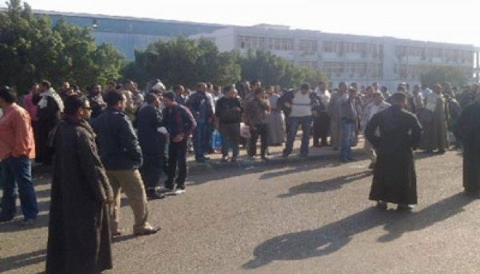 وقفة لموظفي الصحة بالجيزة تندد بتجاهل الانقلاب لمطالبهم