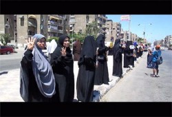 3 سلاسل بشرية لنساء بورسعيد ضمن فعاليات انتفاضة يناير