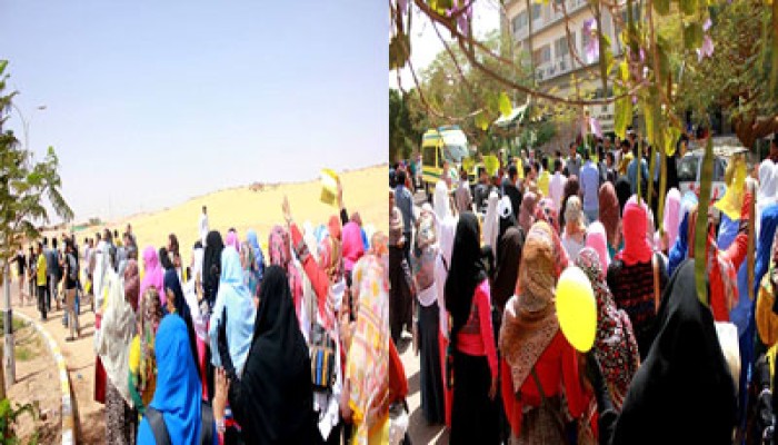 وقفة لطالبات جامعة أسوان تدعو للاصطفاف في انتفاضة الغد