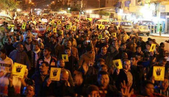 فيديو.. مسيرة ليلية شبابية بالورديان تندد بخراب الانقلاب