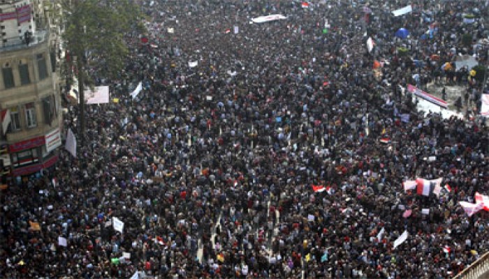 بلومبيرج: الثورة عادت في مصر من حيث بدأت قبل 4 سنوات