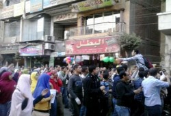 سلسلة بشرية بشبين الكوم تندد بسوء الأحوال المعيشية