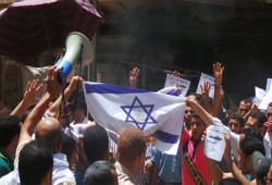 ثوار الفيوم يحرقون علمي أمريكا والصهاية في مظاهرة حاشدة