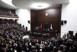 رشق زعيم المعارضة التركية بحذاء