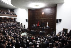 رشق زعيم المعارضة التركية بحذاء