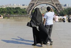 المجلس الإسلامي الفرنسي يدين الهجوم على صحيفة "شارلي إبدو"