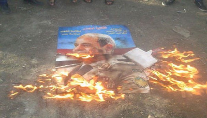 السفاح يحارب الثورة الليبية ..المخاطر تهدد العمالة المصرية