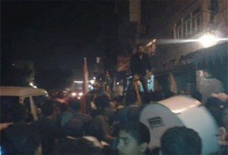 سلسلة بشرية لثوار الخياطة تطالب بالإفراج عن المعتقلين