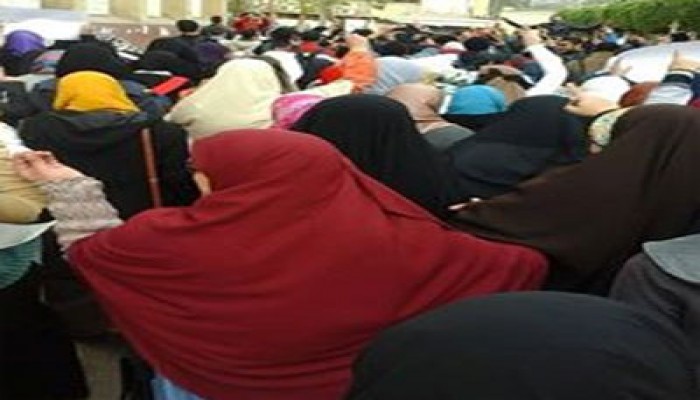 طلاب القاهرة يتظاهرون ضد الانقلاب برغم الامتحانات