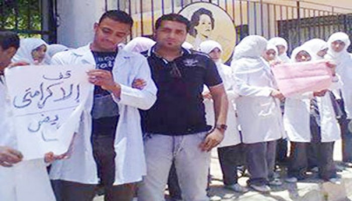 اعتصام تمريض مستشفى العريش رفضًا للتفرقة بين العاملين