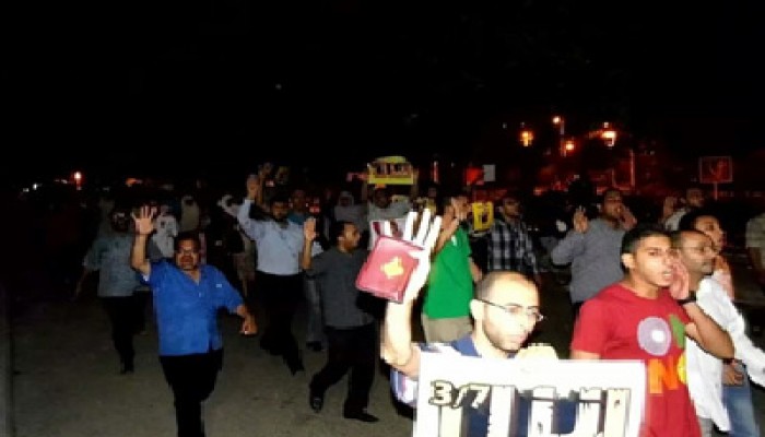 فيديو.. مسيرة ليلية بالحضرة الجديدة رغم انقطاع الكهرباء