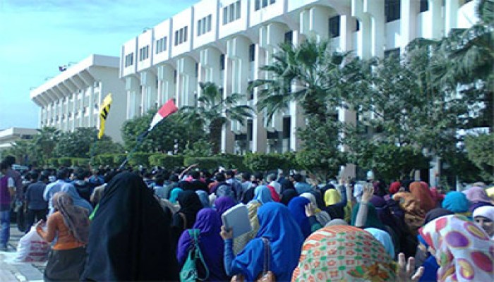 فيديو.. مسيرة بجامعة الفيوم بعنوان "لساها ثورة يناير"