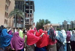 الطالبات المفصولات من أزهر تفهنا يعتصمن أمام بوابة الجامعة