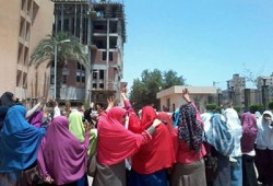 الطالبات المفصولات من أزهر تفهنا يعتصمن أمام بوابة الجامعة