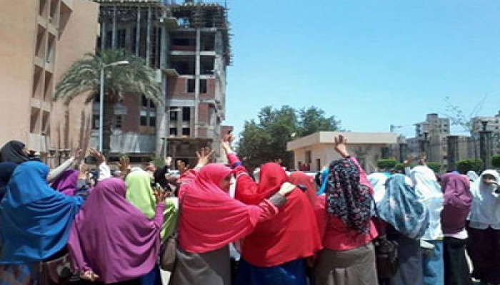 الطالبات المفصولات من أزهر تفهنا يعتصمن أمام بوابة الجامعة
