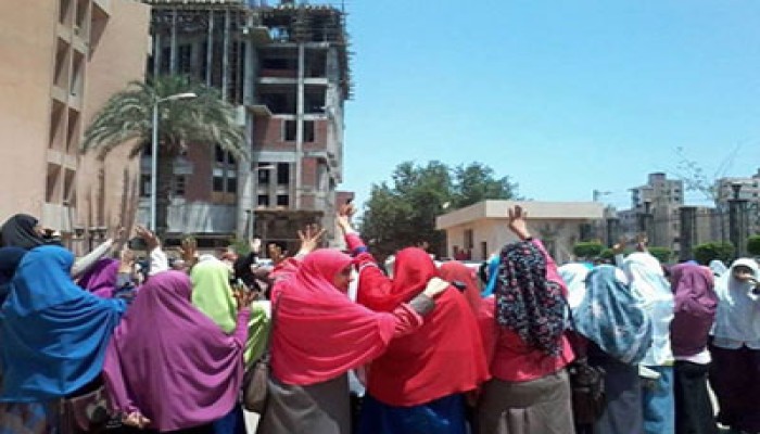 الطالبات المفصولات من أزهر تفهنا يعتصمن أمام بوابة الجامعة