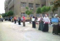 سلسلة بشرية لطالبات أزهر تفهنا رفضًا لقمع الانقلاب