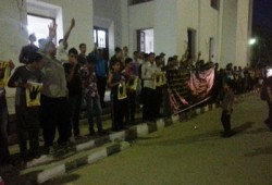 سلسلة بشرية لثوار فارسكور تندد بجرائم الانقلاب الإرهابي