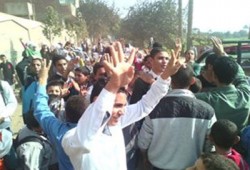 وقفة لأسر شهداء "صفط" تهتف بالقصاص وإسقاط الانقلاب