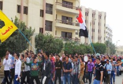 مسيرة طلابية باداب الفيوم تندد بجرائم وخراب الانقلاب