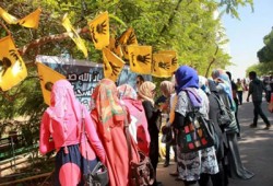 معرض فني لطالبات الفيوم يندد بانتقام القضاء من الثوار